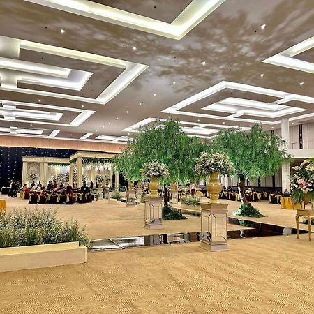 Hotel Santika Mega City Бекаси Экстерьер фото