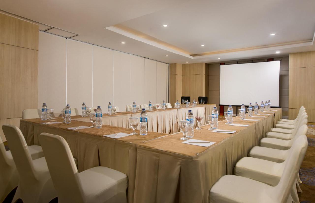 Hotel Santika Mega City Бекаси Экстерьер фото