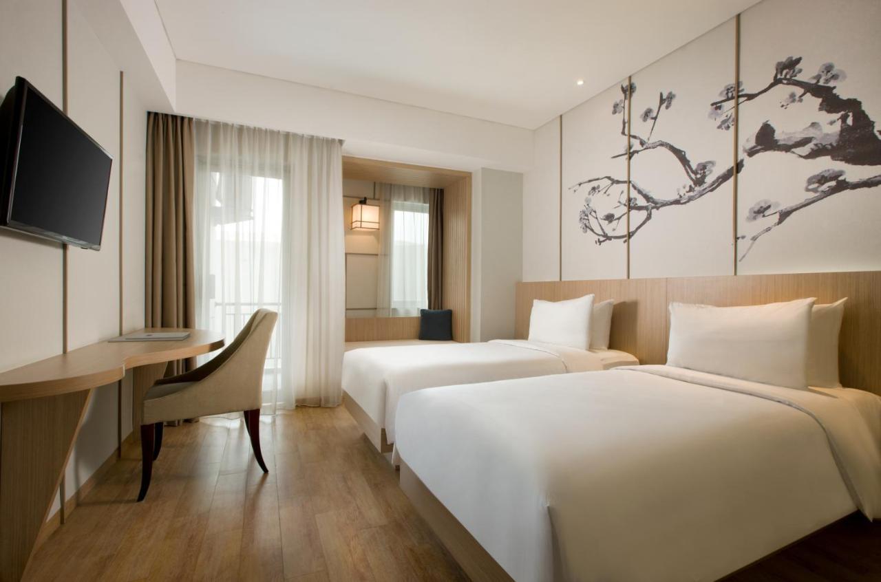 Hotel Santika Mega City Бекаси Экстерьер фото