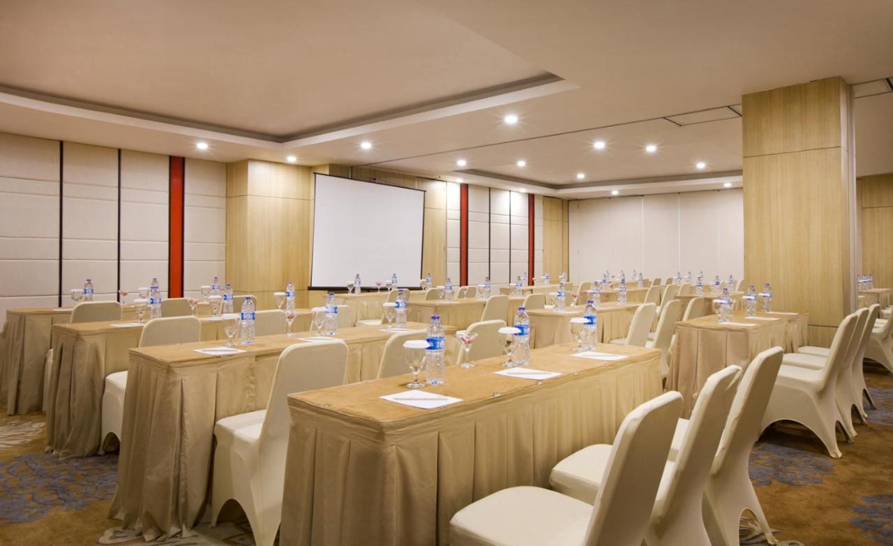 Hotel Santika Mega City Бекаси Экстерьер фото