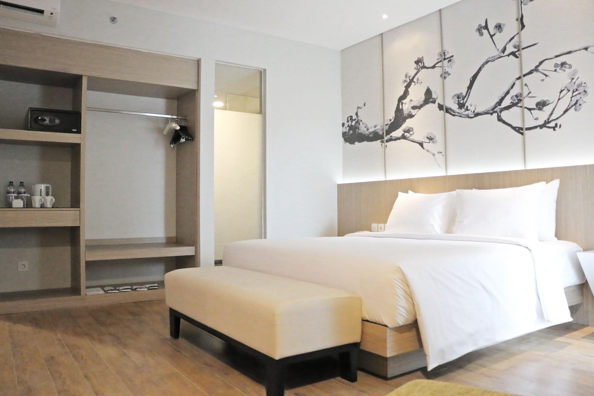Hotel Santika Mega City Бекаси Экстерьер фото