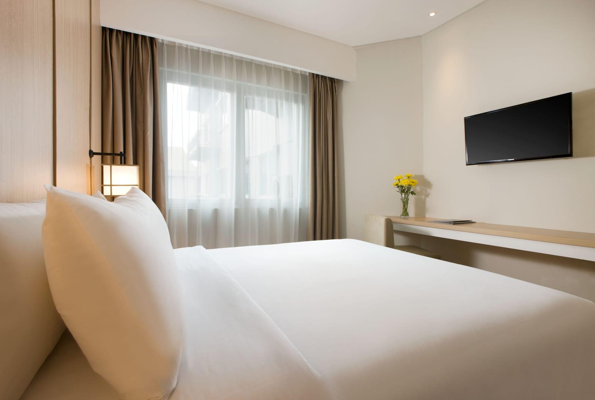 Hotel Santika Mega City Бекаси Экстерьер фото