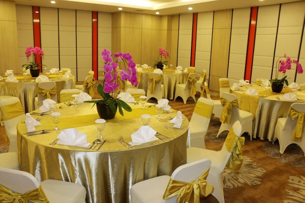 Hotel Santika Mega City Бекаси Экстерьер фото