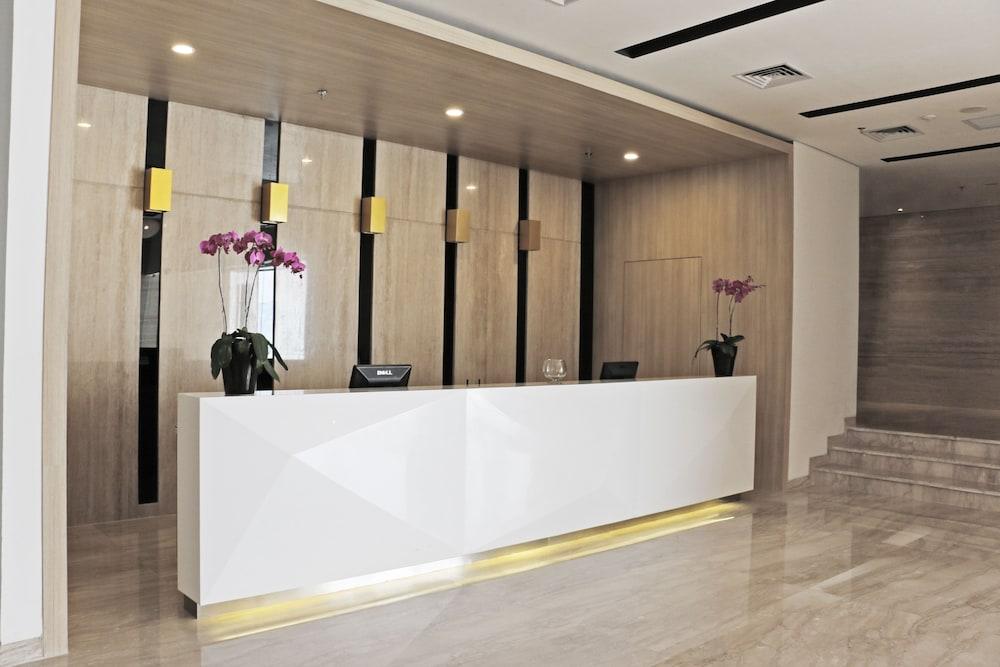 Hotel Santika Mega City Бекаси Экстерьер фото