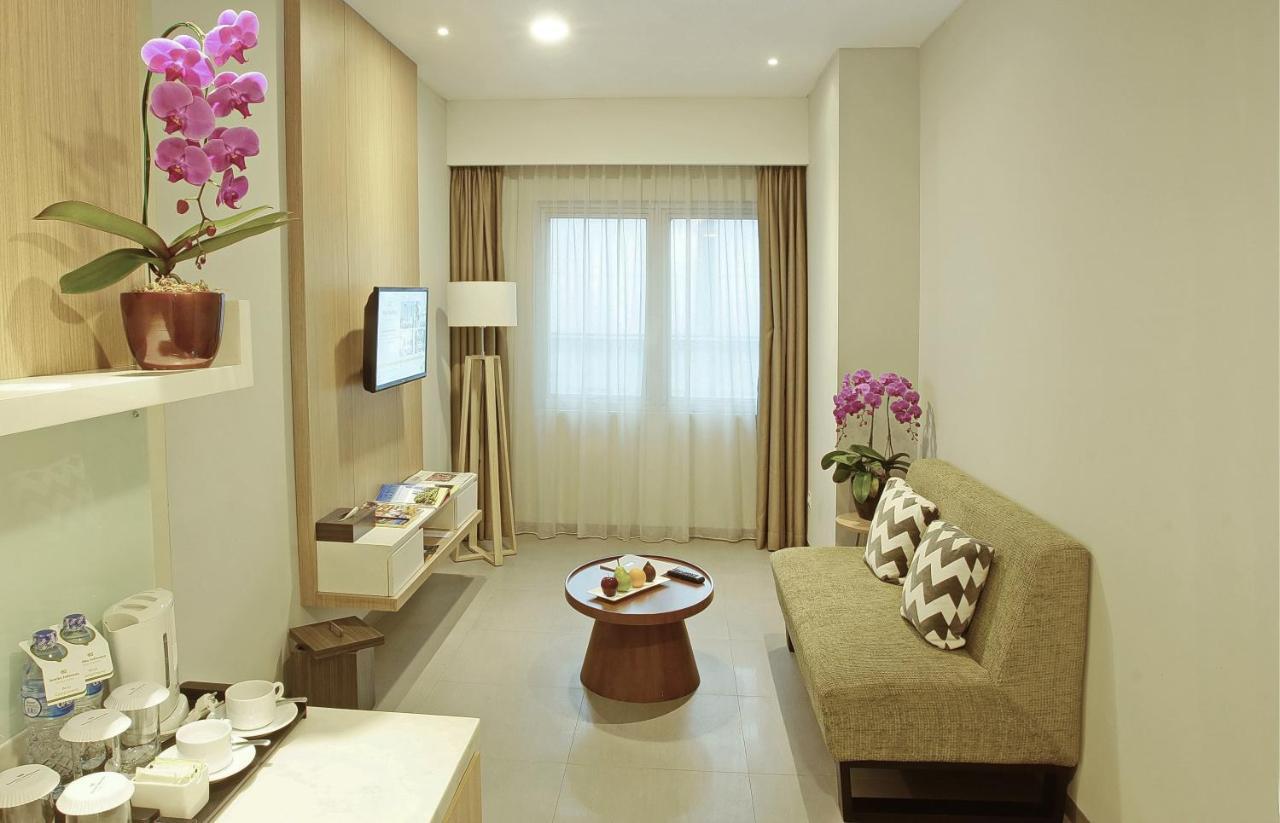 Hotel Santika Mega City Бекаси Экстерьер фото