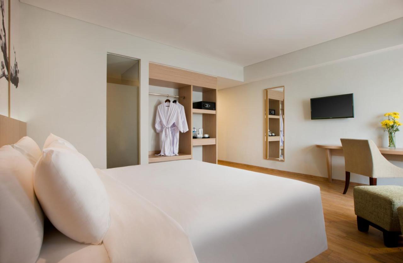 Hotel Santika Mega City Бекаси Экстерьер фото