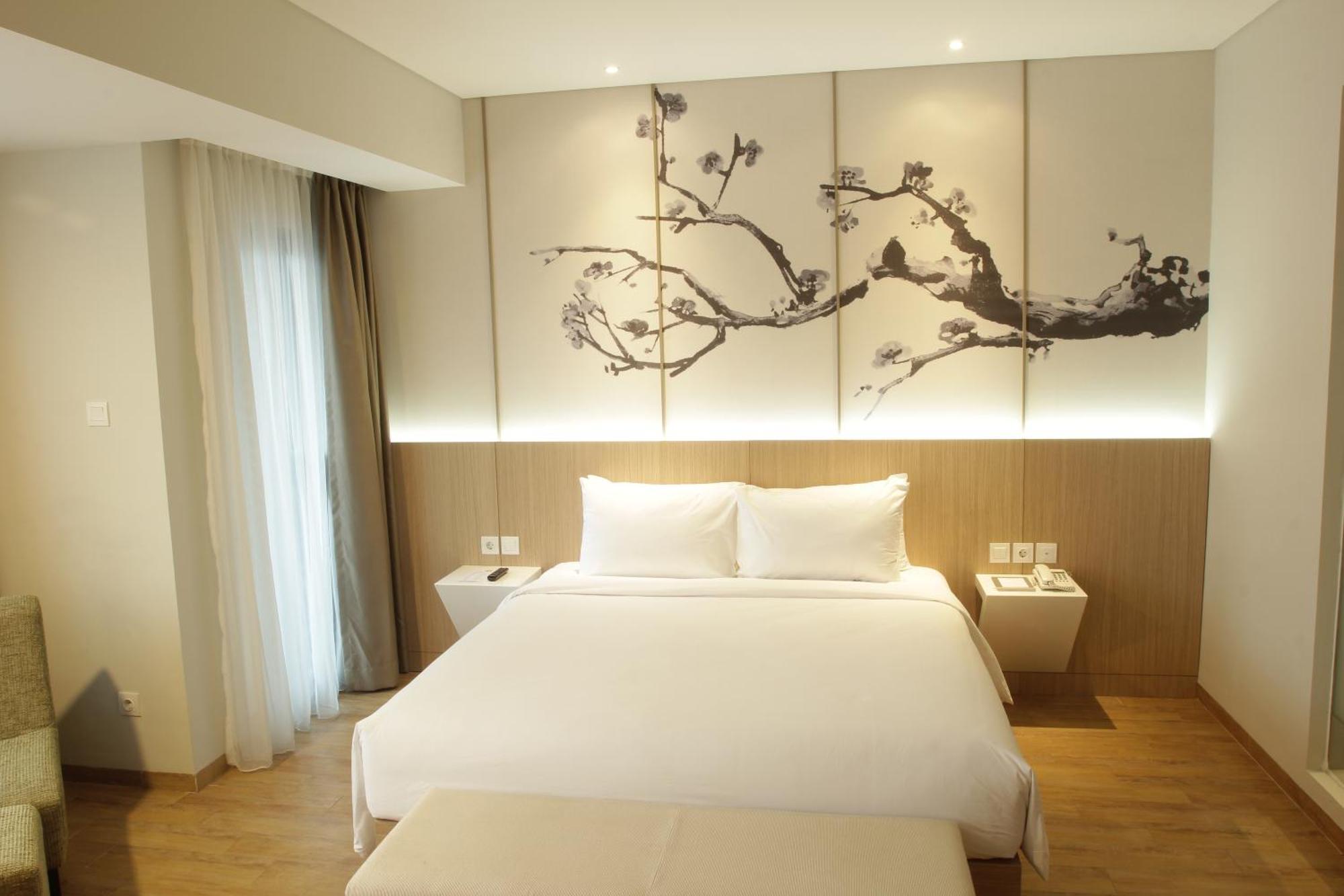 Hotel Santika Mega City Бекаси Экстерьер фото
