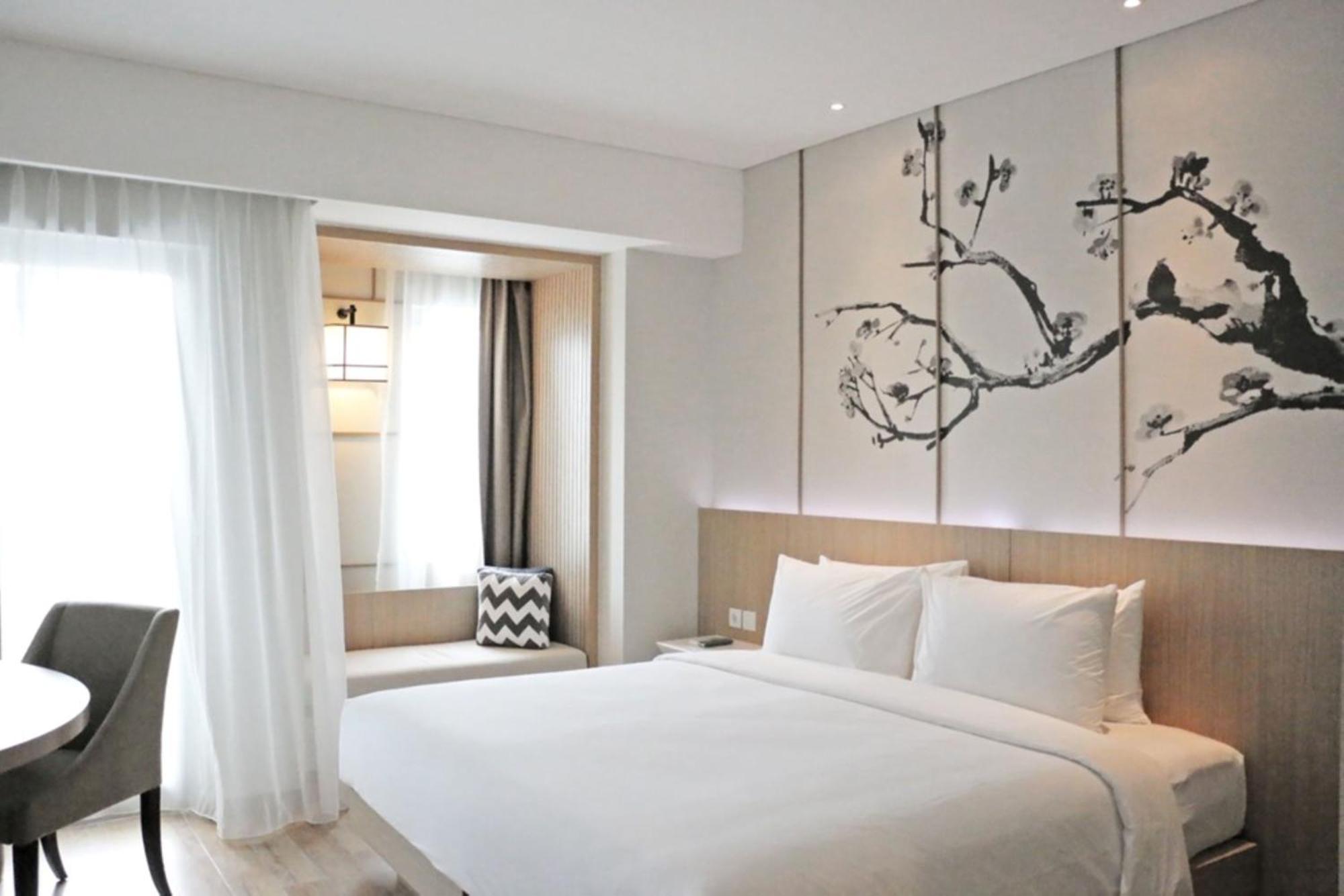 Hotel Santika Mega City Бекаси Экстерьер фото