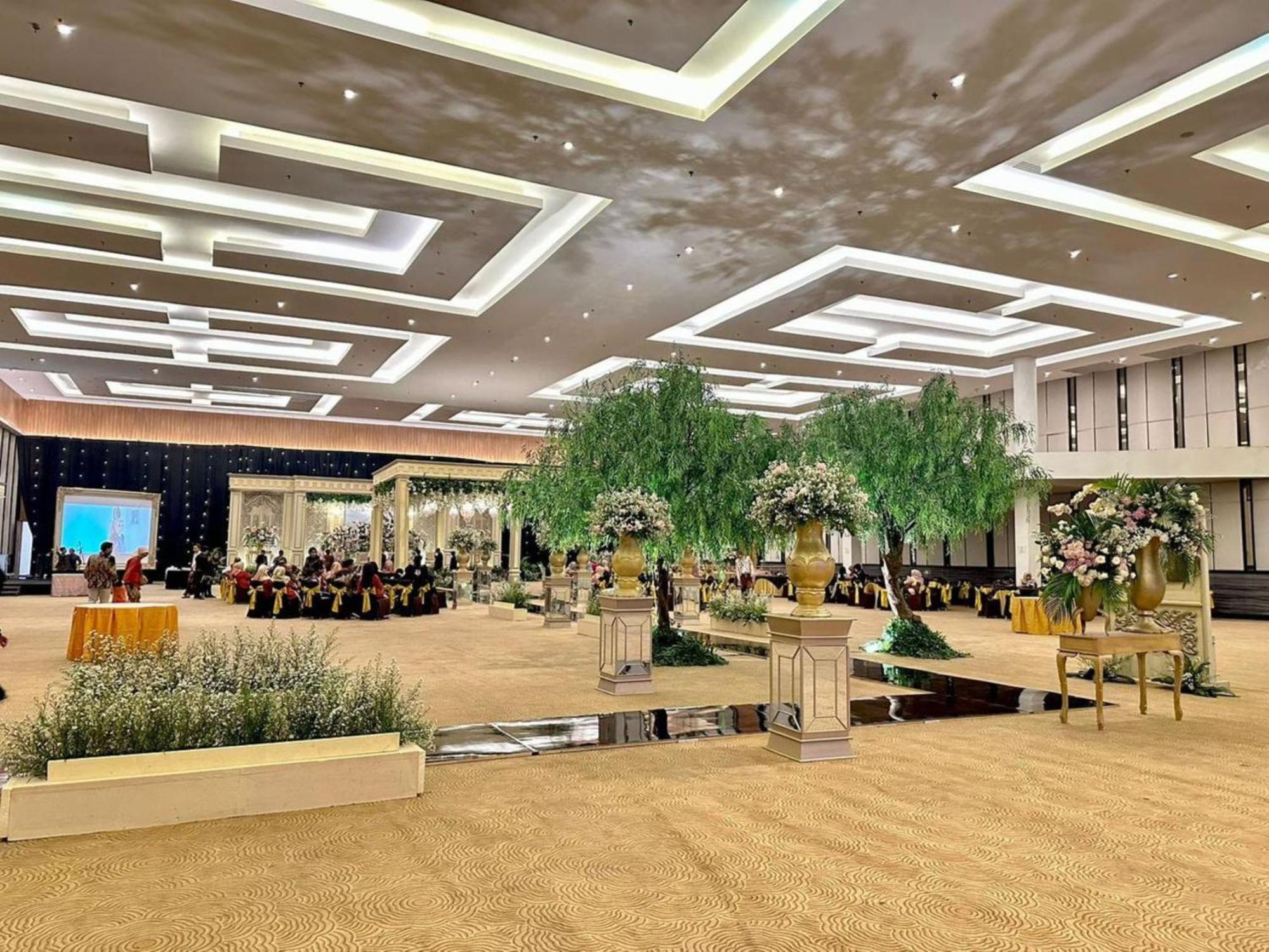 Hotel Santika Mega City Бекаси Экстерьер фото
