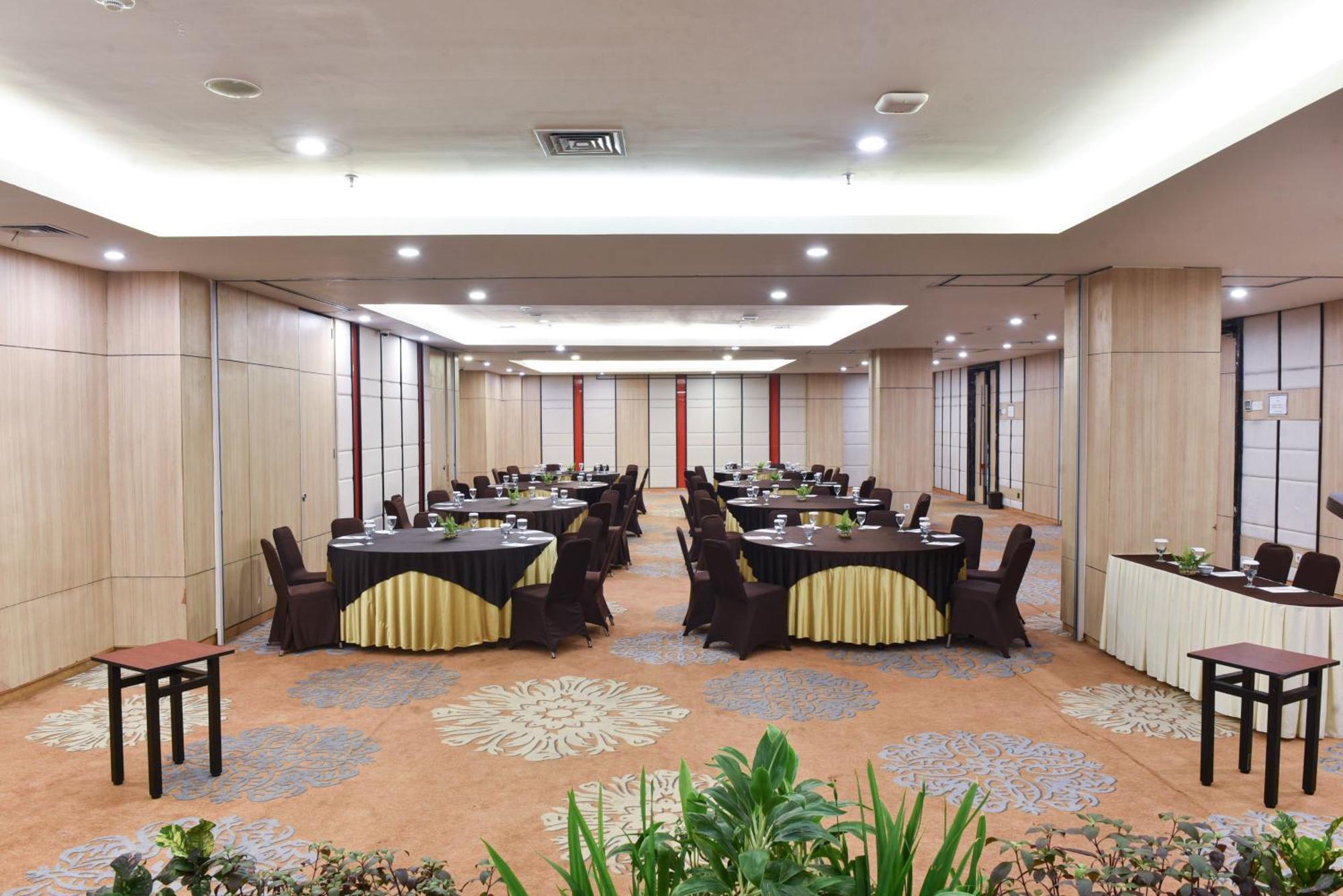 Hotel Santika Mega City Бекаси Экстерьер фото
