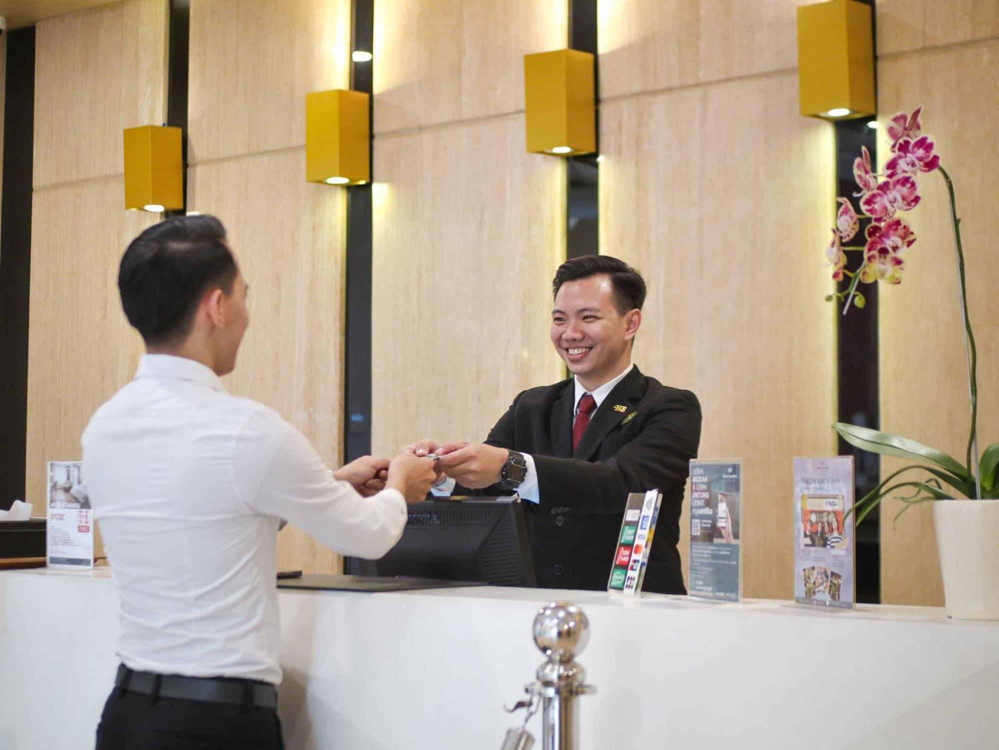 Hotel Santika Mega City Бекаси Экстерьер фото
