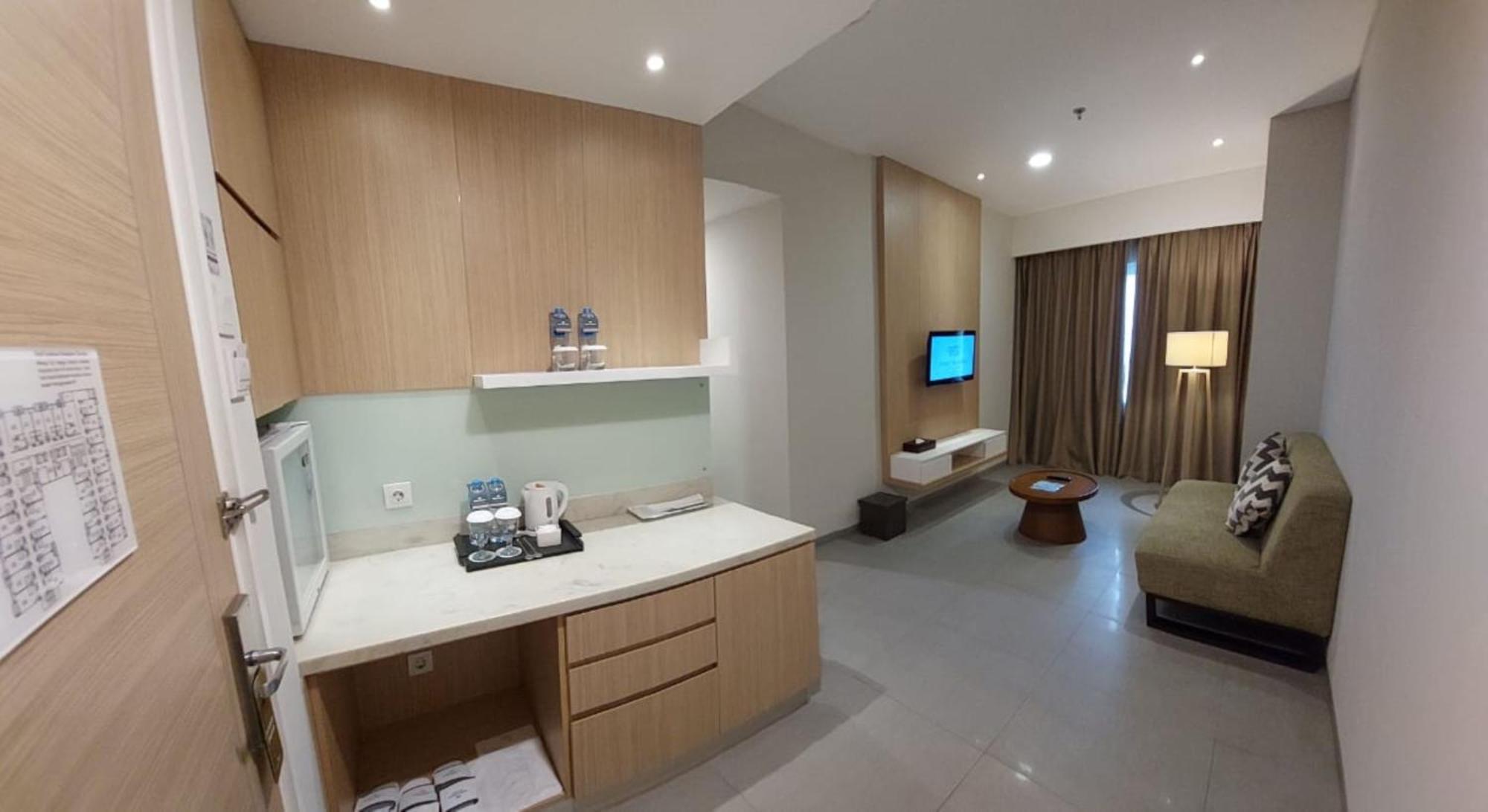 Hotel Santika Mega City Бекаси Экстерьер фото