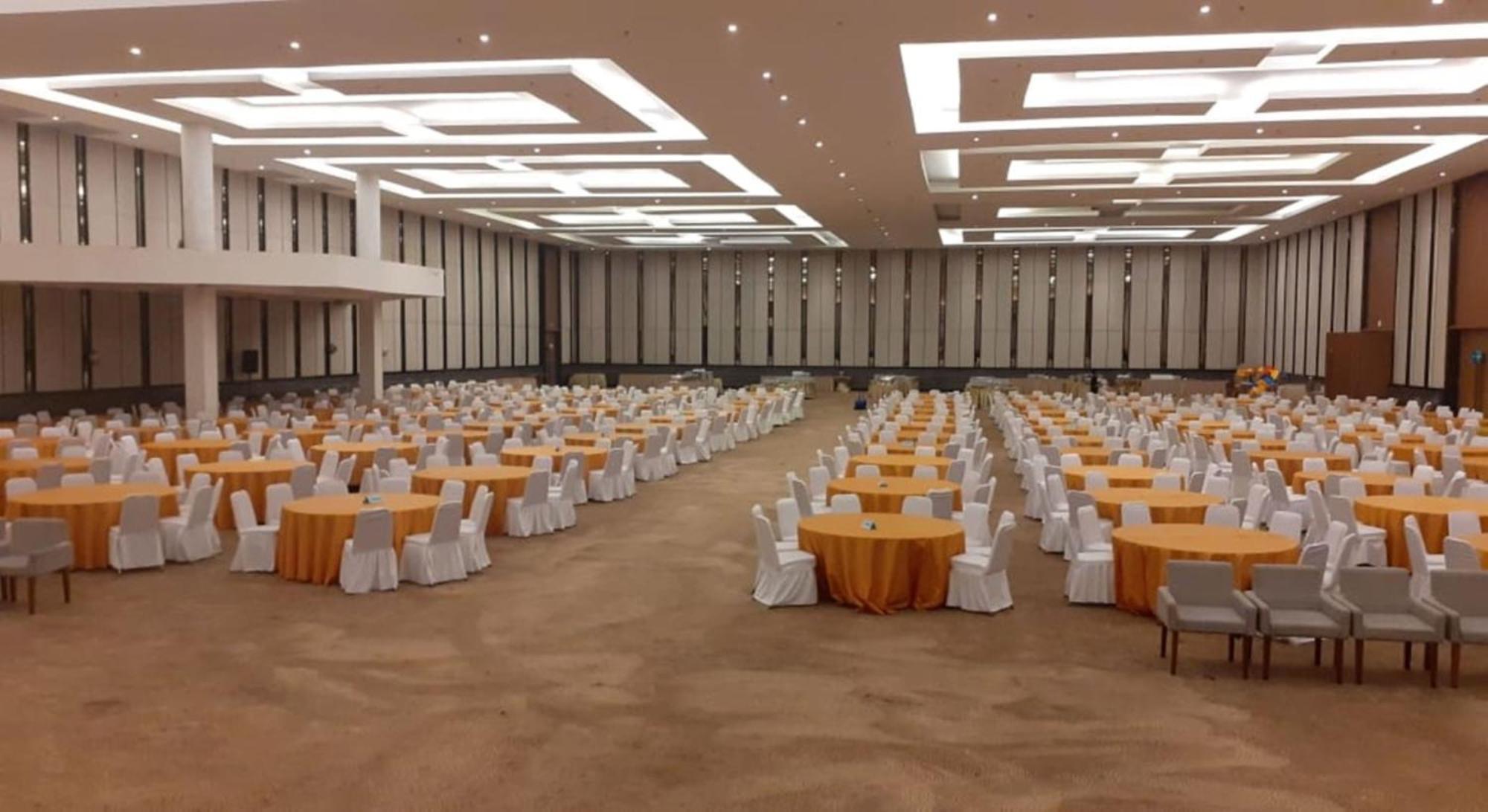 Hotel Santika Mega City Бекаси Экстерьер фото