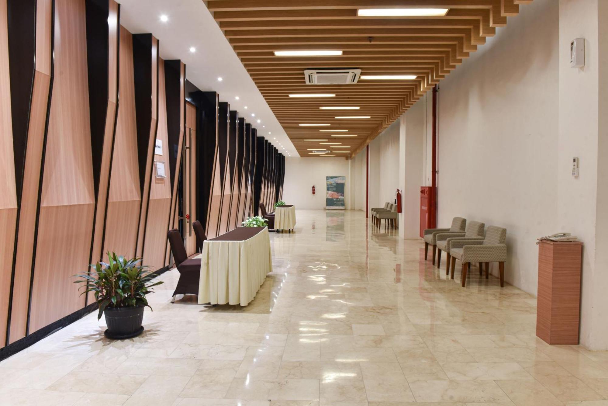 Hotel Santika Mega City Бекаси Экстерьер фото