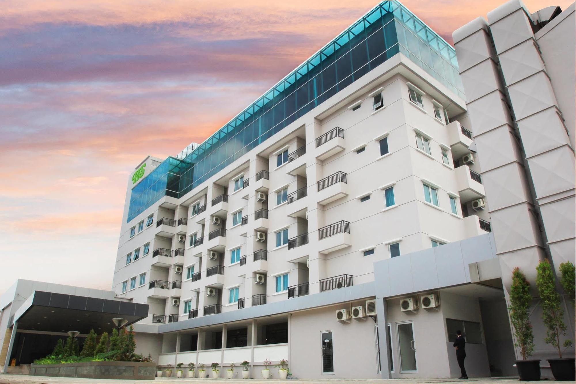 Hotel Santika Mega City Бекаси Экстерьер фото