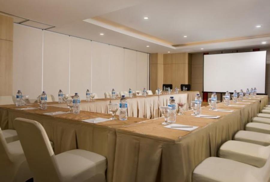 Hotel Santika Mega City Бекаси Экстерьер фото